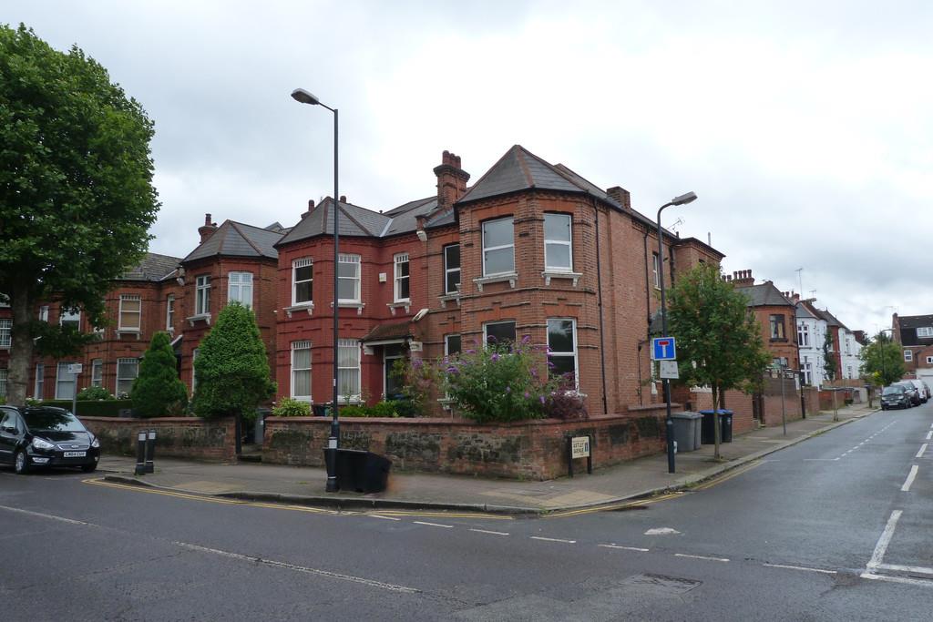 Flat Melrose Avenue in Greater London