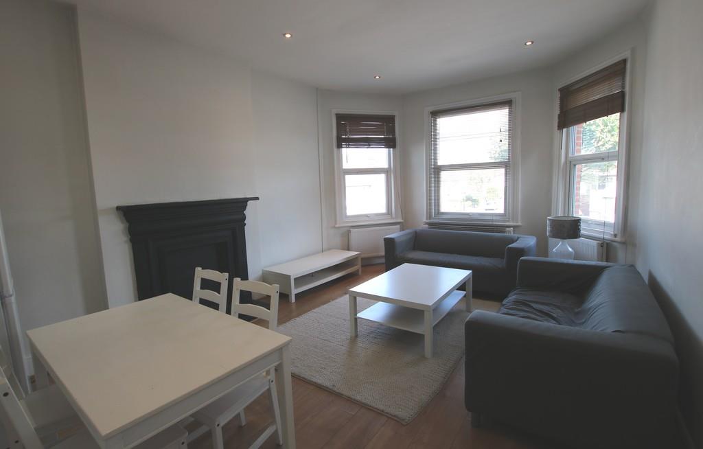 Flat Melrose Avenue in Greater London