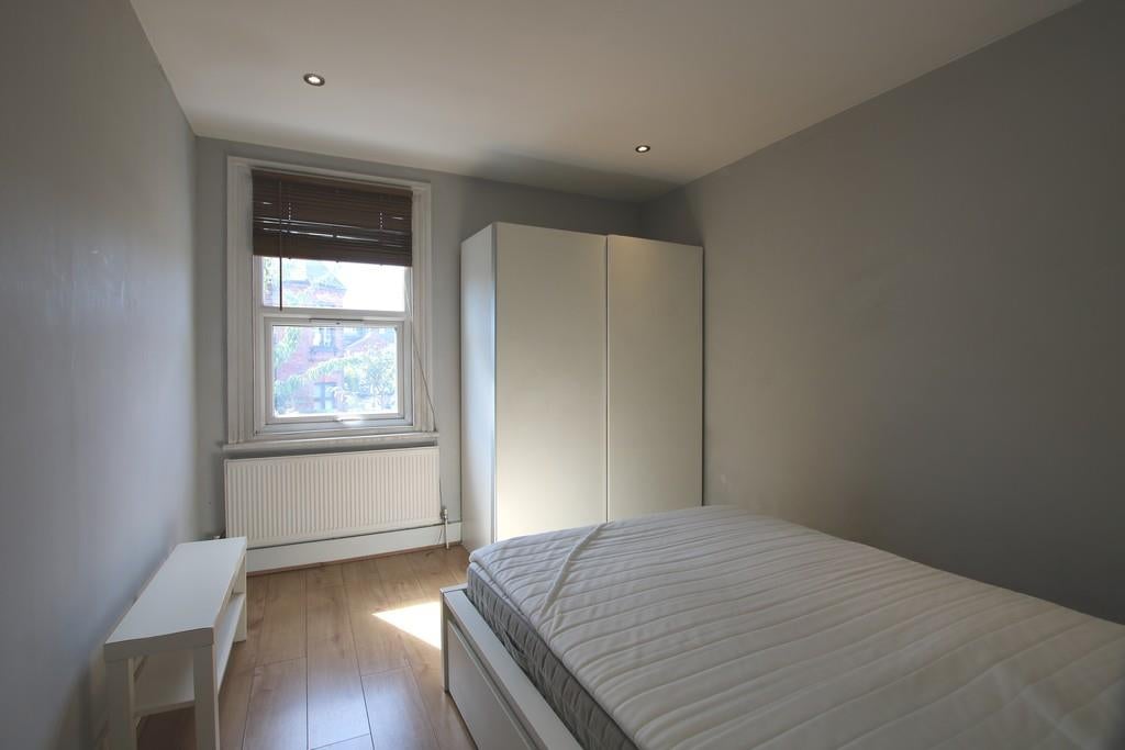 Flat Melrose Avenue in Greater London