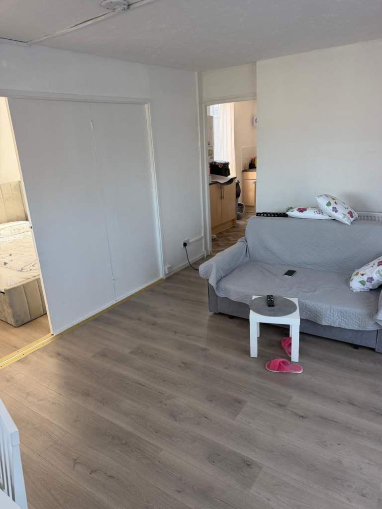 Flat Crosse Court in Basildon