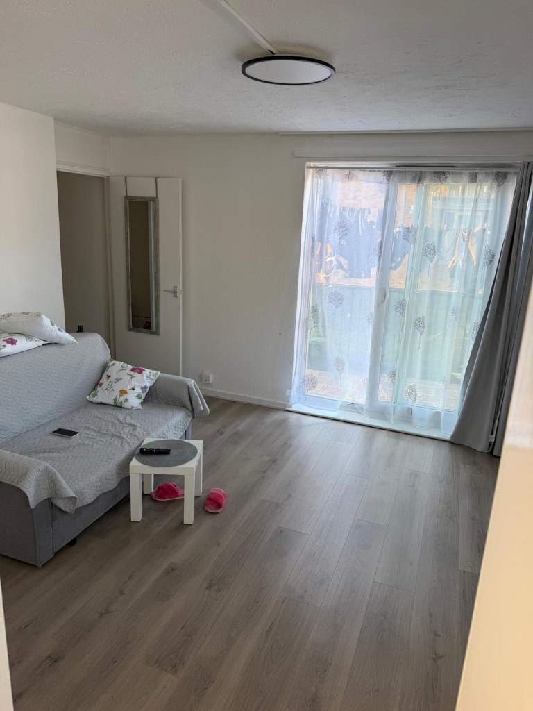 Flat Crosse Court in Basildon