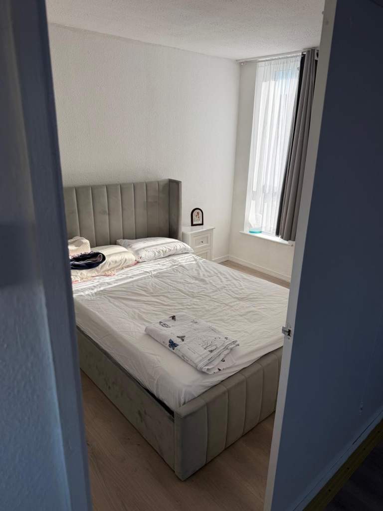 Flat Crosse Court in Basildon