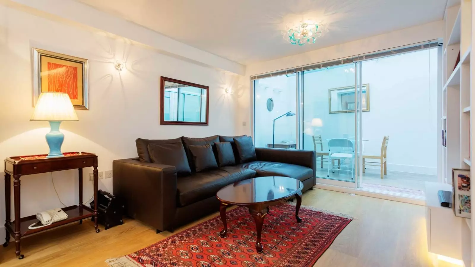 Flat Market Mews in City of Westminster