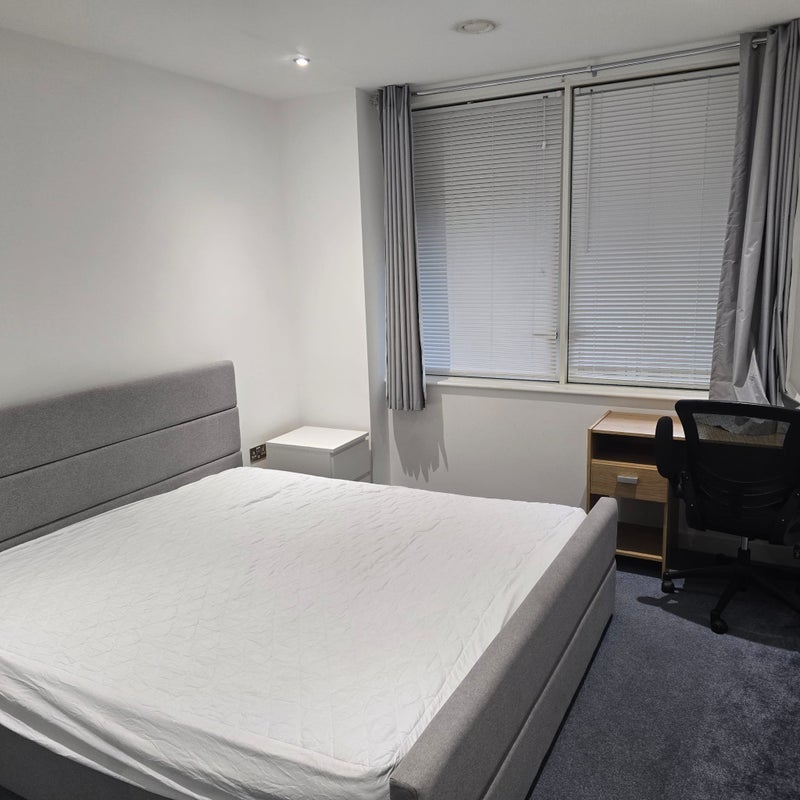 Flat Shackleton Way in Greater London