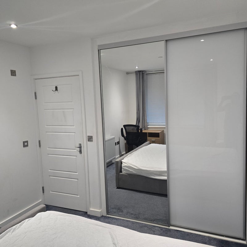 Flat Shackleton Way in Greater London