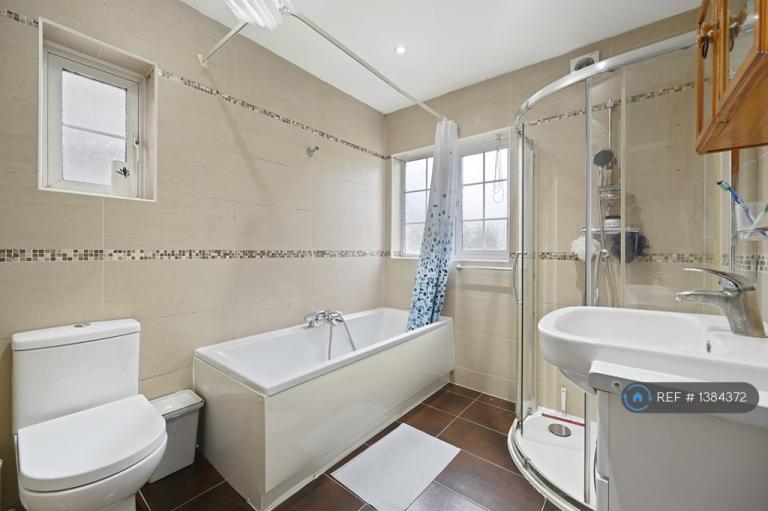 Room Dorchester Avenue in Greater London