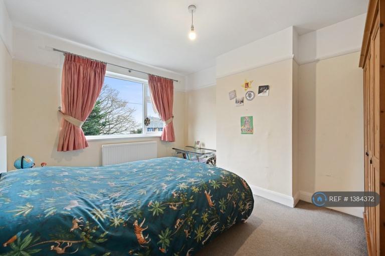 Room Dorchester Avenue in Greater London