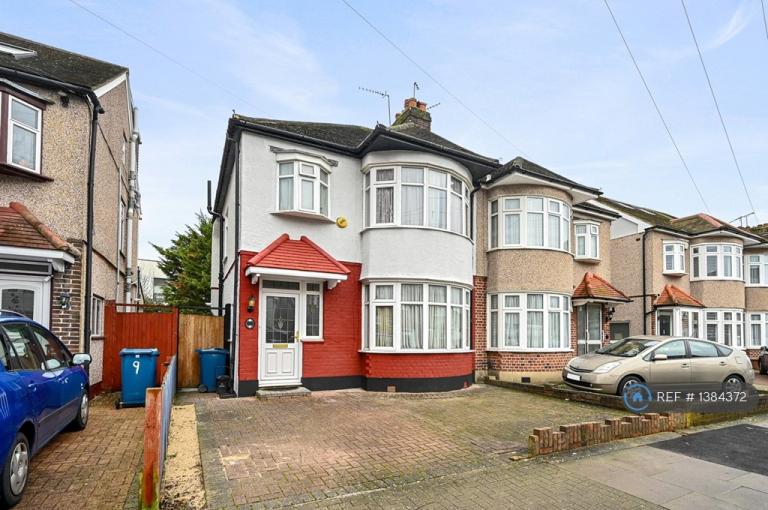 Room Dorchester Avenue in Greater London