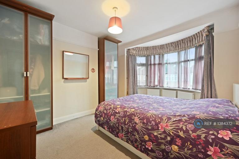 Room Dorchester Avenue in Greater London