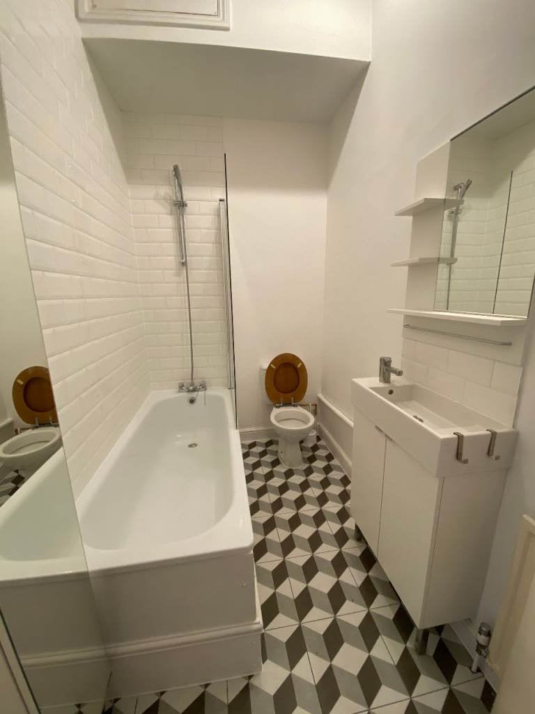 Flat Ongar Road in Greater London