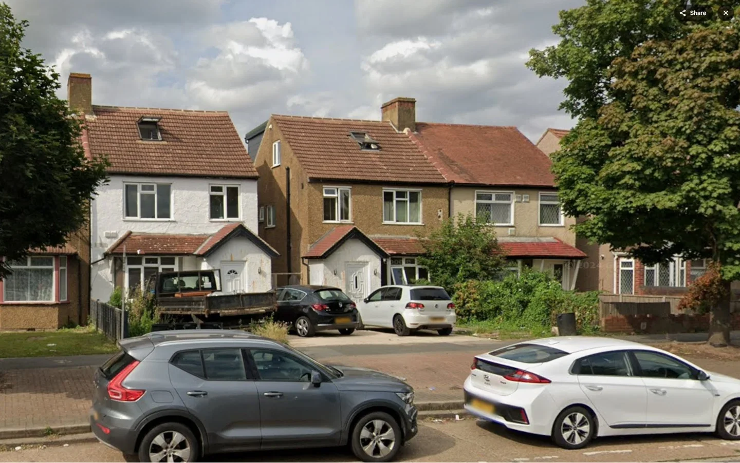 Flat Bath Road in Greater London