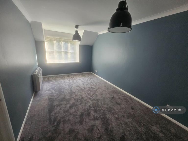 Flat Dolphin Court in Loudwater