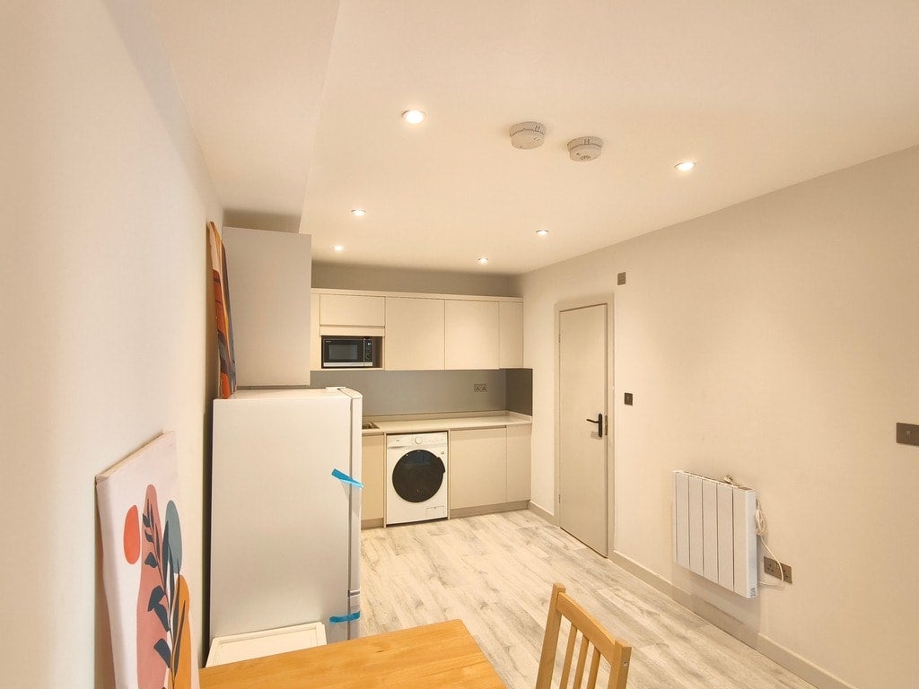 Room Bisson Road in Greater London