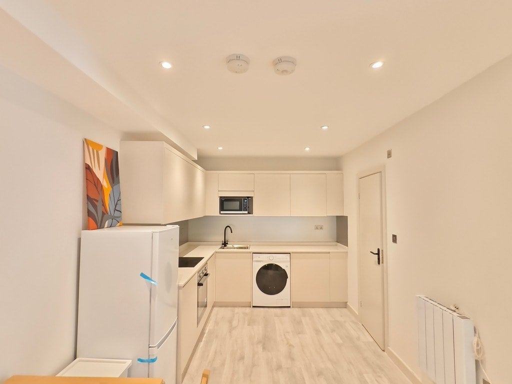Room Bisson Road in Greater London