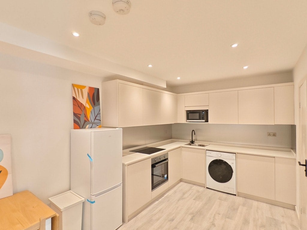 Room Bisson Road in Greater London