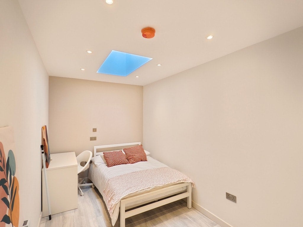 Room Bisson Road in Greater London