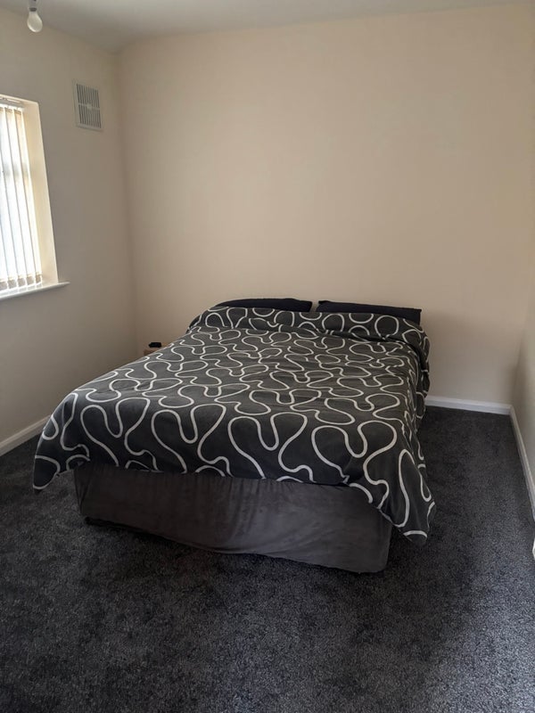 Room Sycamore Road in Salford