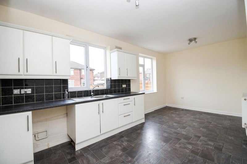 Room Sycamore Road in Salford