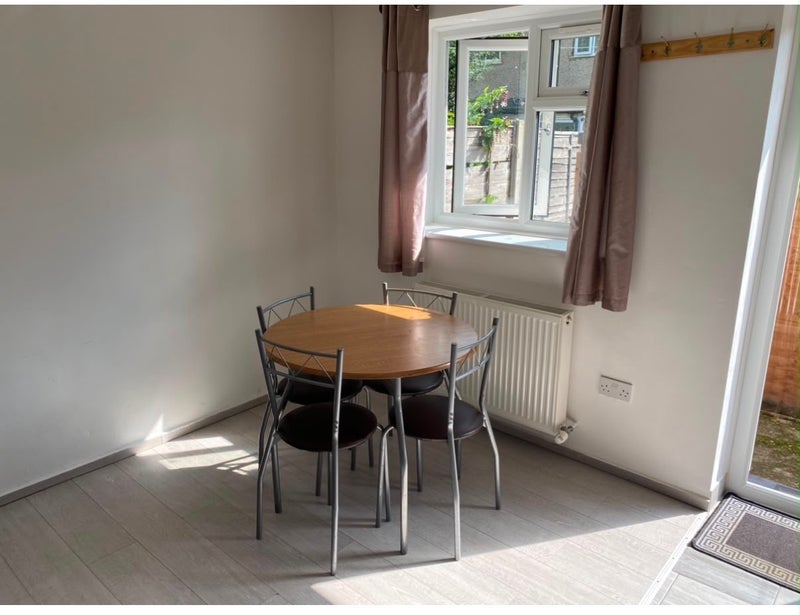 Room Howard Avenue in Slough
