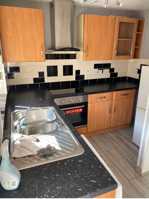 Room Howard Avenue in Slough