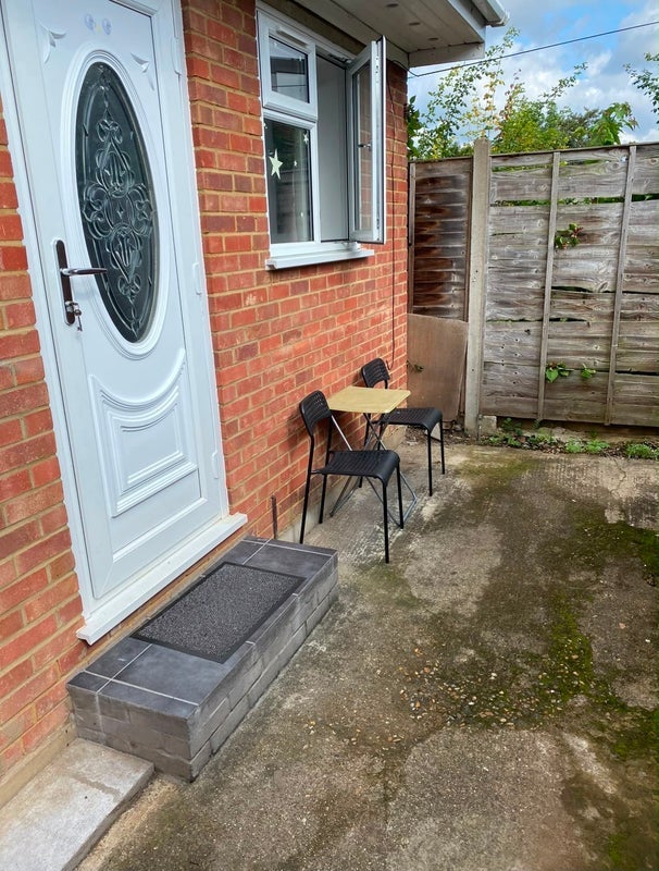 Room Howard Avenue in Slough