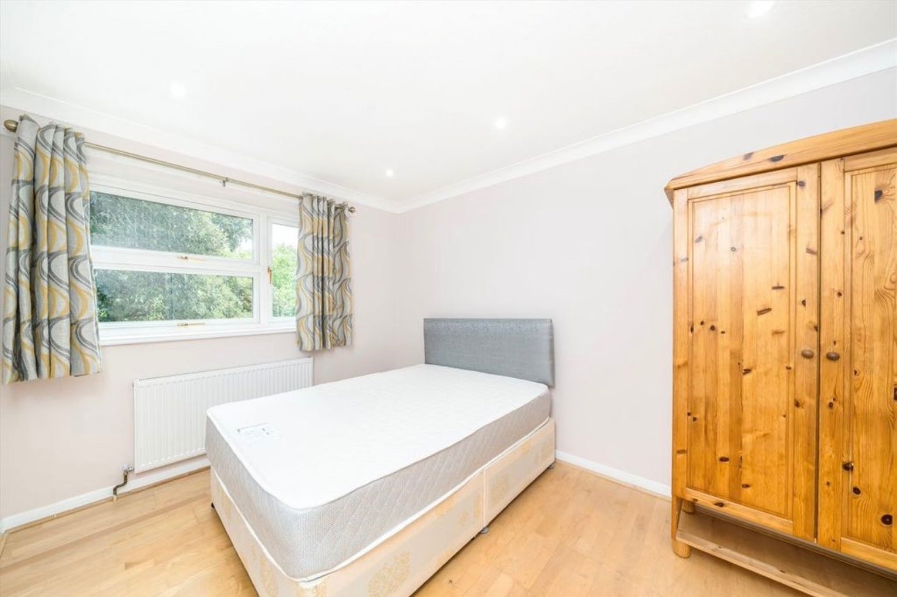 Flat Ridgway in Greater London