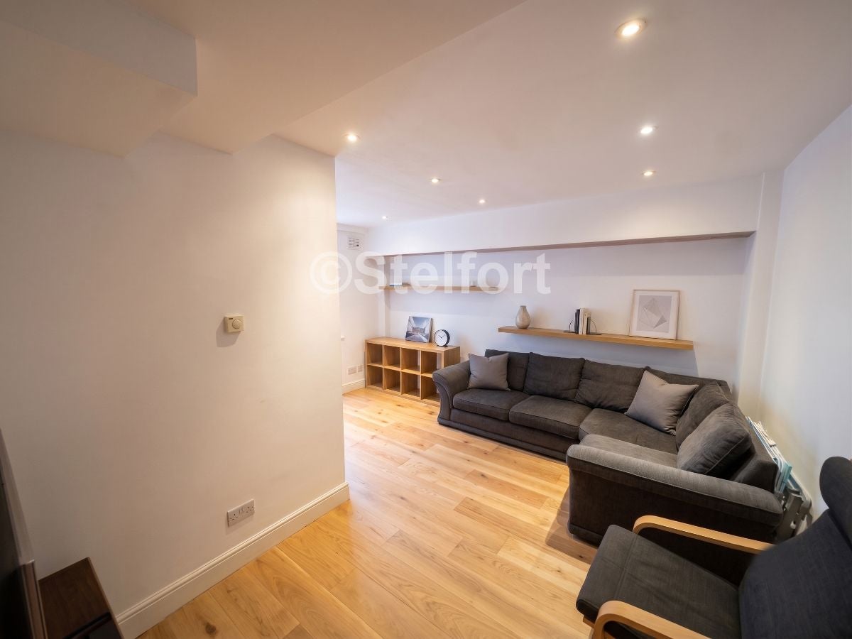 Flat Freegrove Road in Greater London