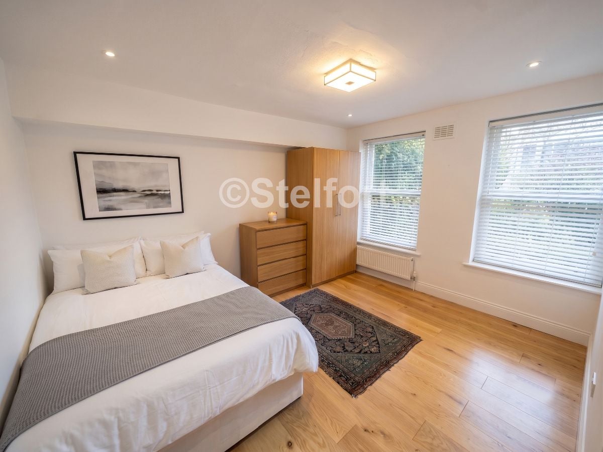 Flat Freegrove Road in Greater London