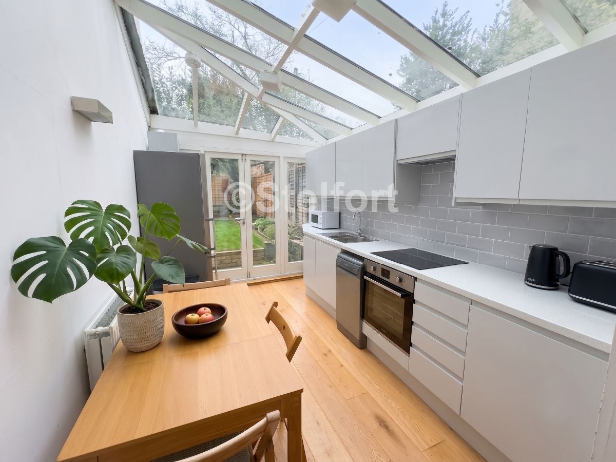 Flat Freegrove Road in Greater London