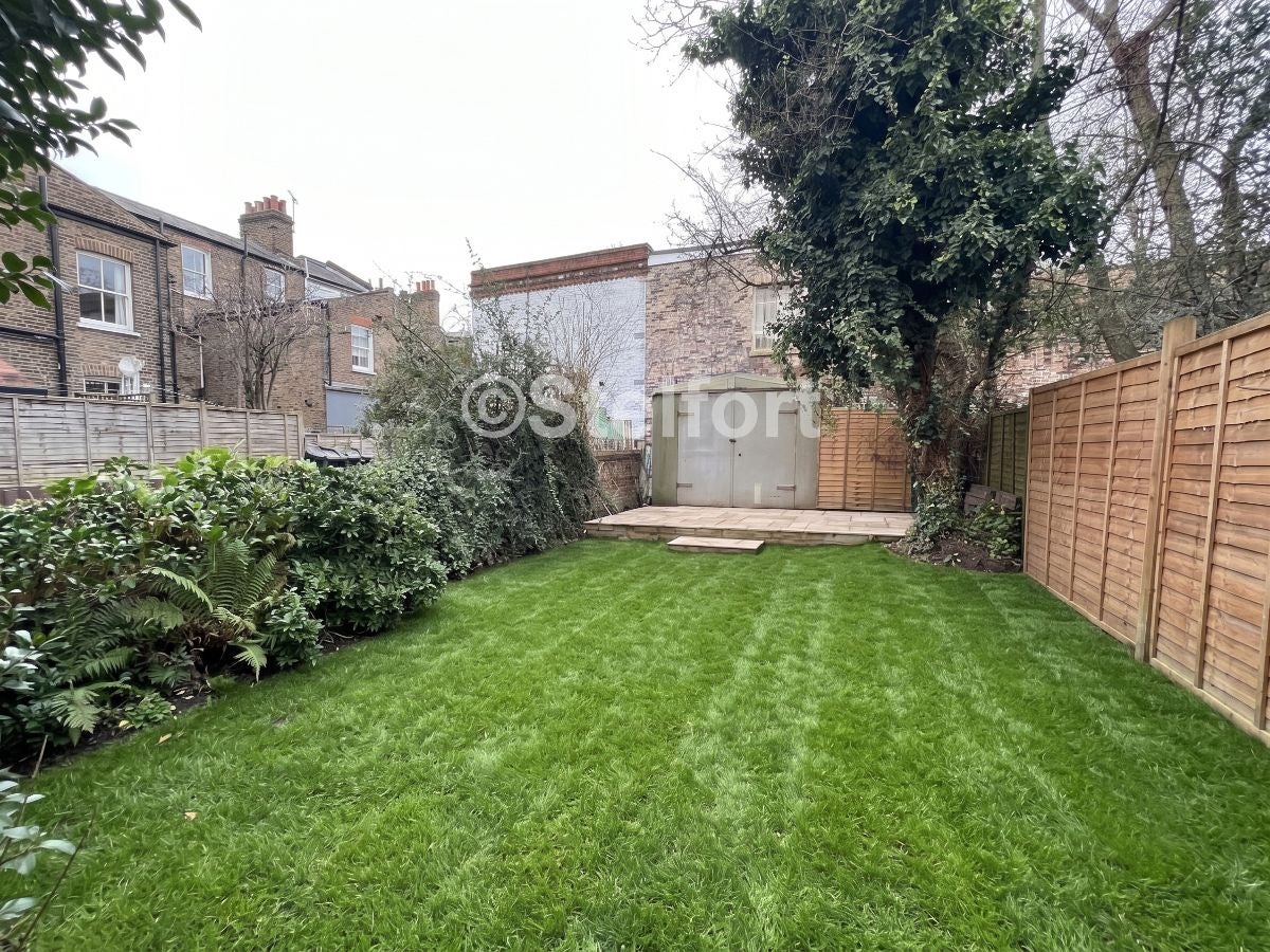 Flat Freegrove Road in Greater London