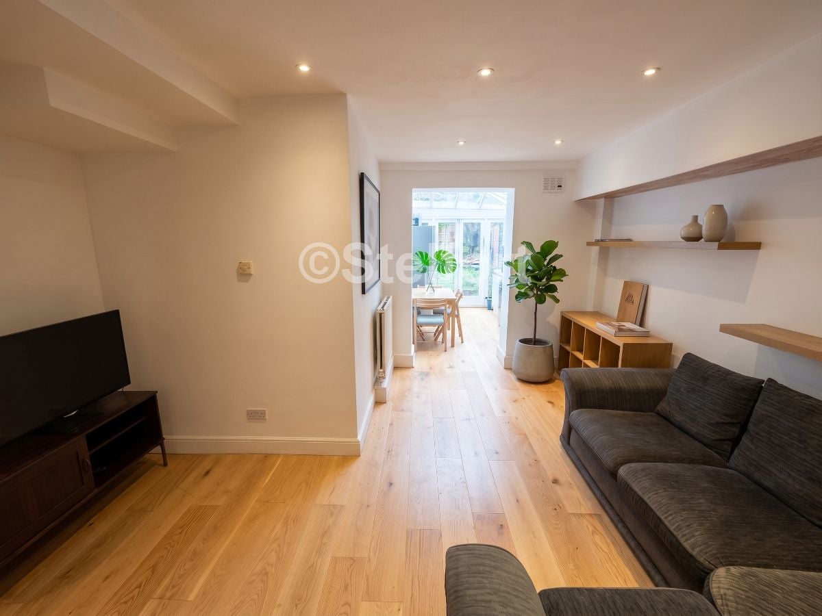 Flat Freegrove Road in Greater London