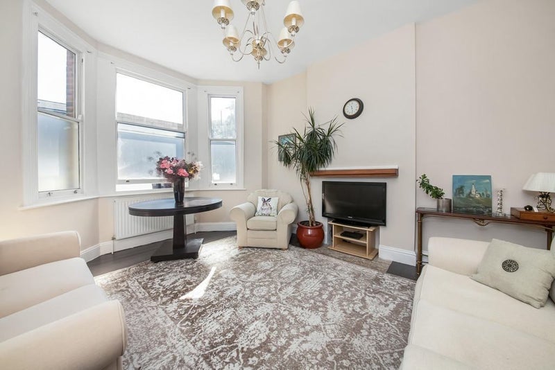 Room Knight's Hill in Greater London