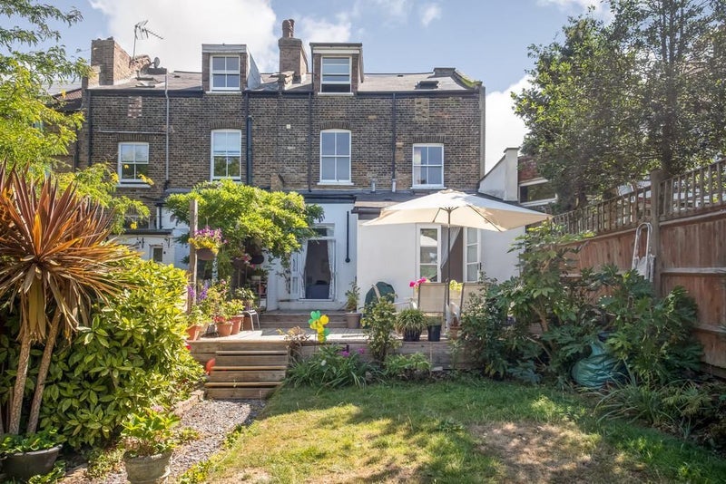 Room Knight's Hill in Greater London