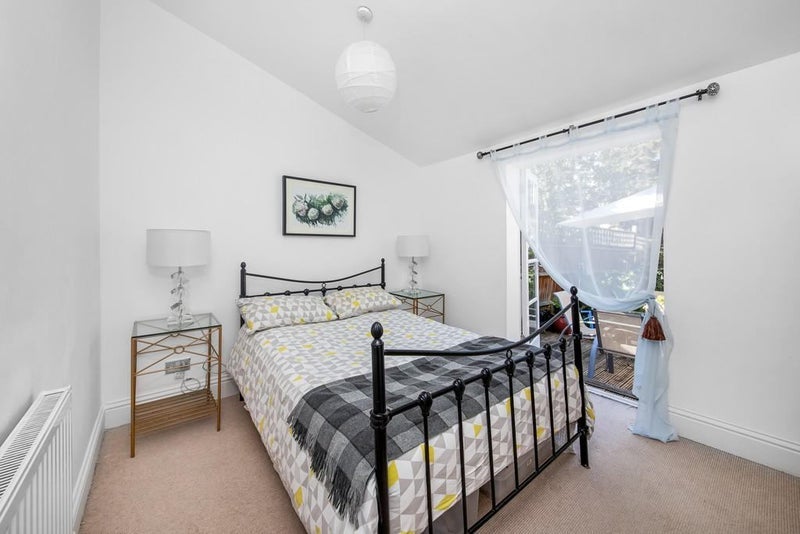 Room Knight's Hill in Greater London