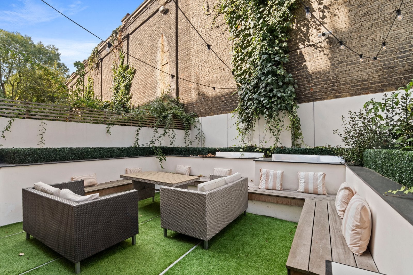 Flat Upper Addison Gardens in Greater London