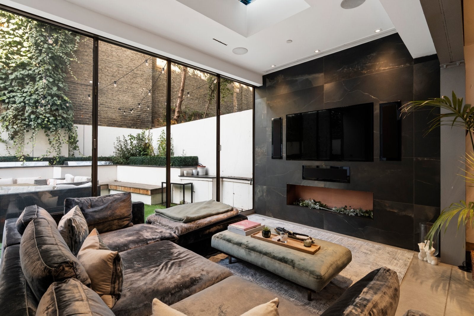 Flat Upper Addison Gardens in Greater London