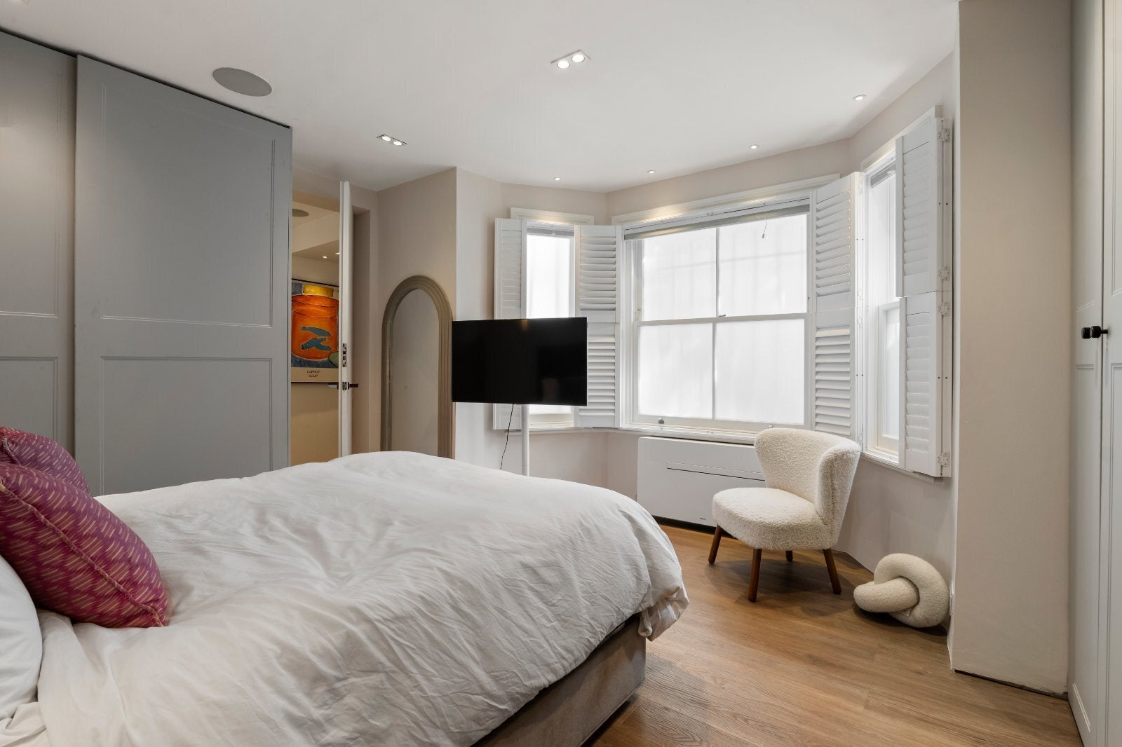 Flat Upper Addison Gardens in Greater London
