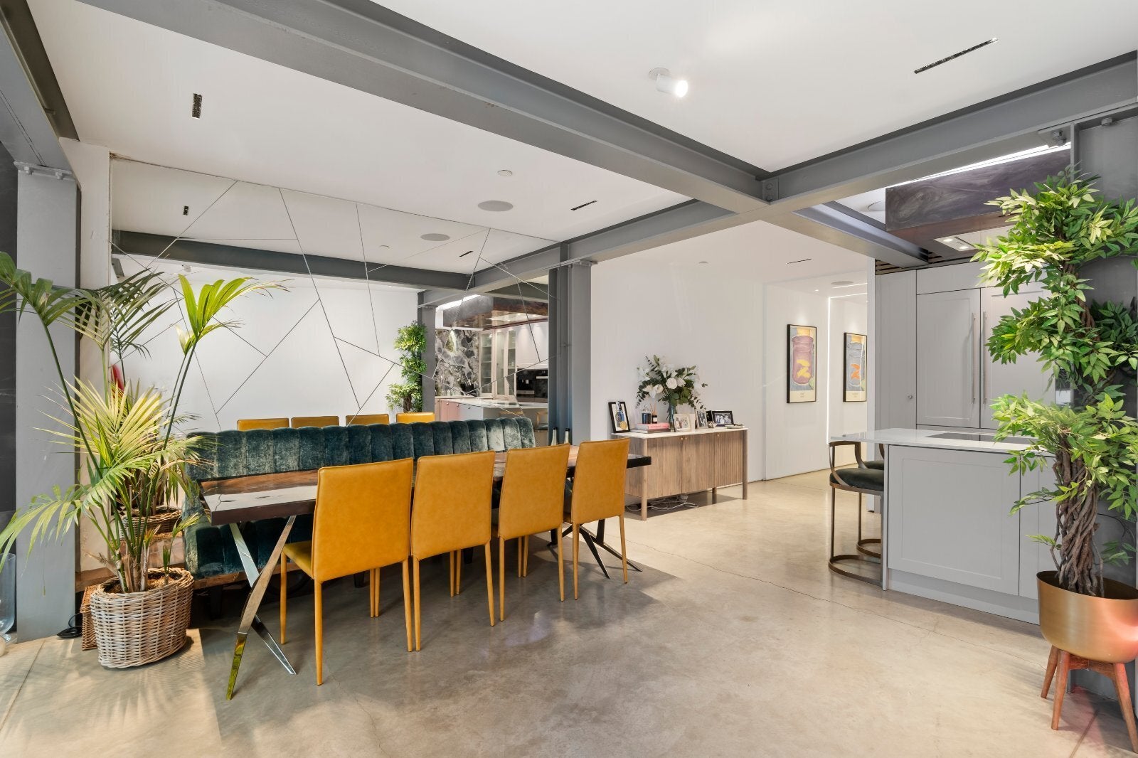 Flat Upper Addison Gardens in Greater London