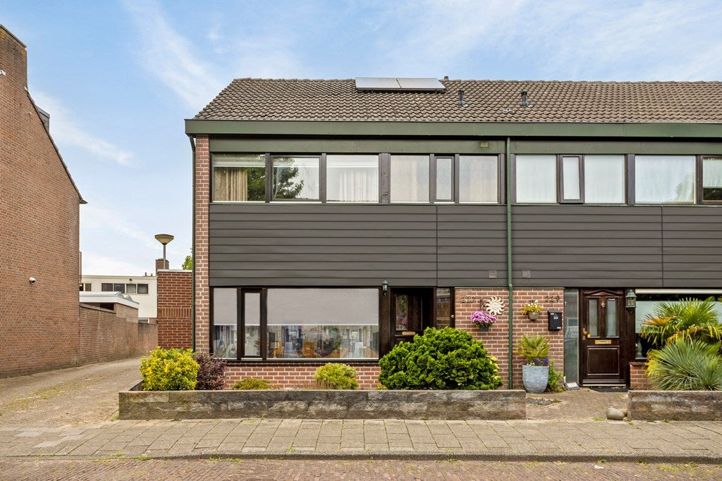 Huis Dennenweg 227 in Enschede