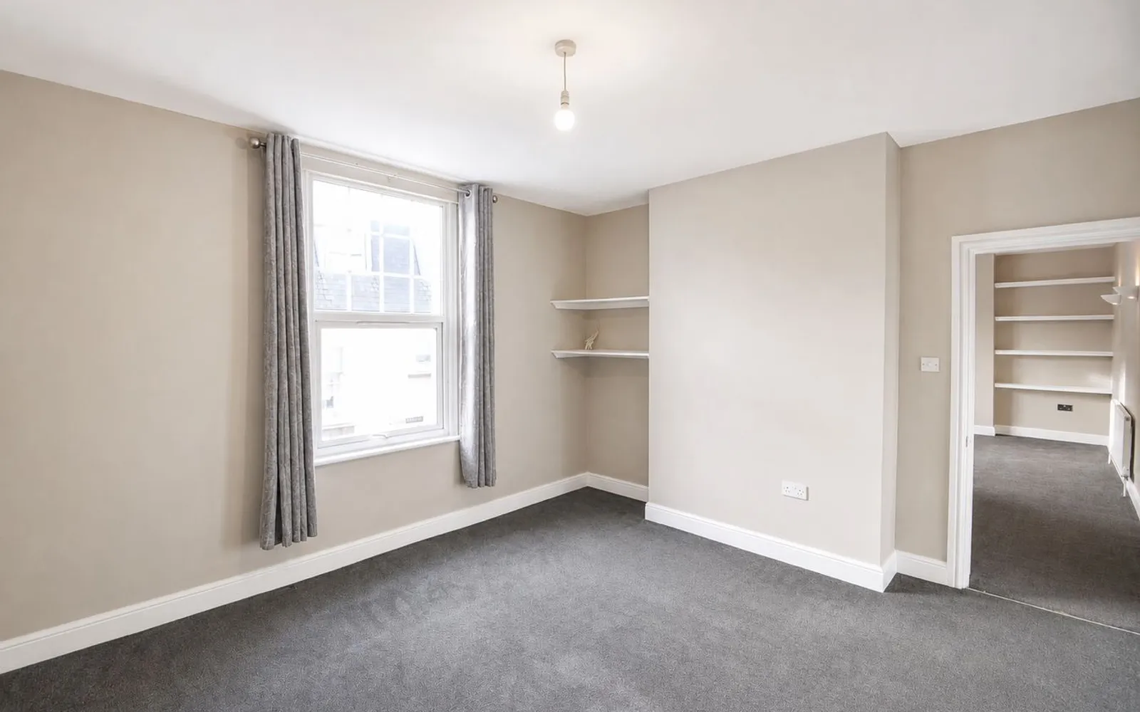 Flat Baker Street in Elmbridge