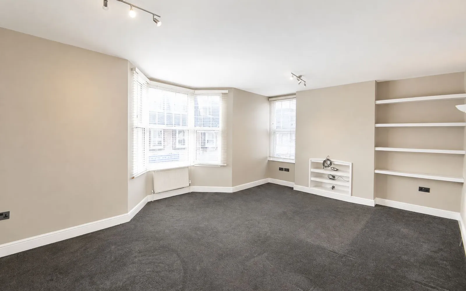 Flat Baker Street in Elmbridge