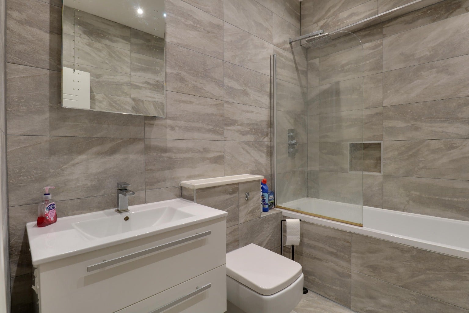 Flat Market Place in Greater London
