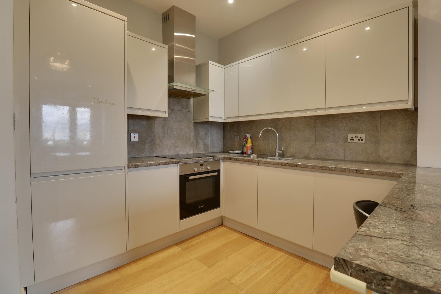 Flat Market Place in Greater London