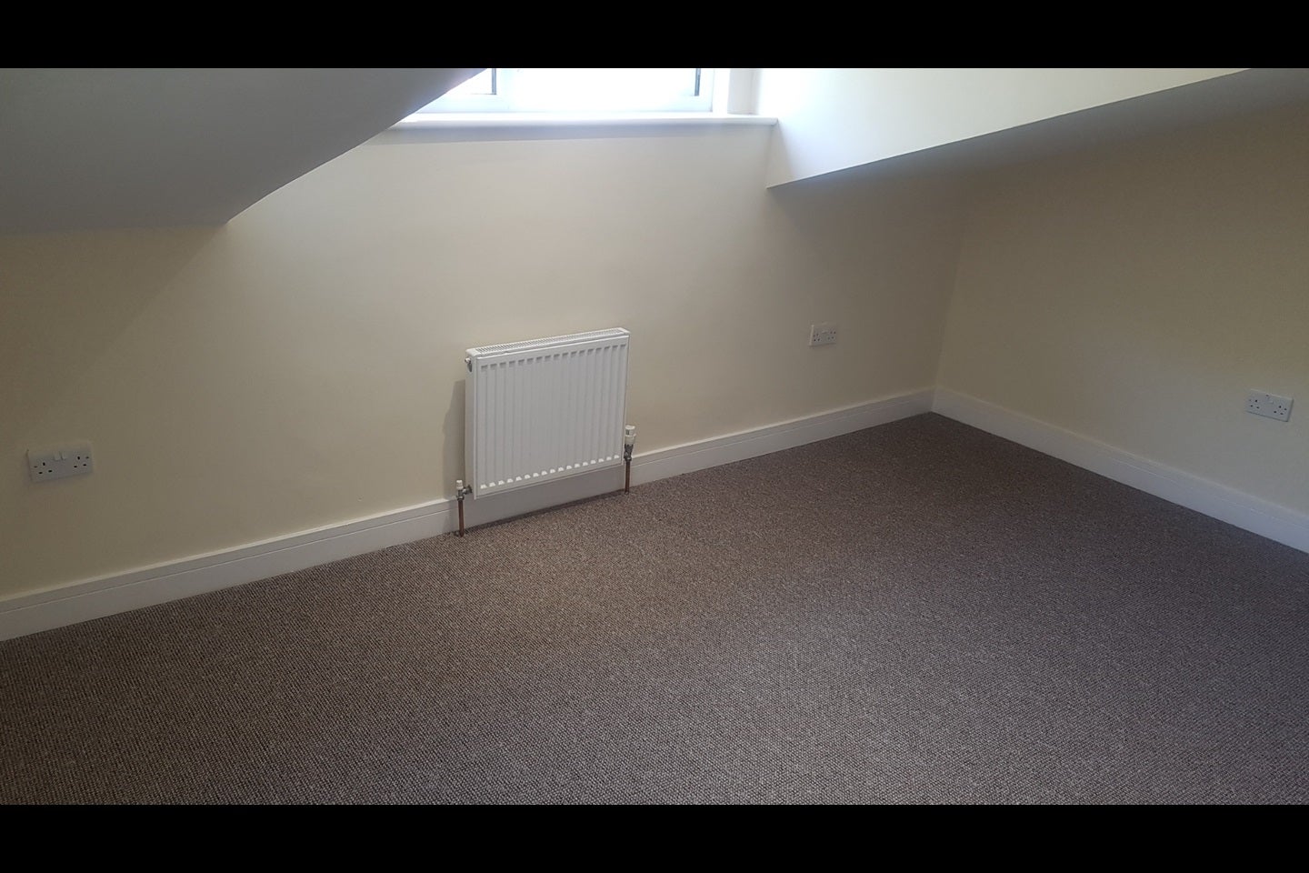 Room Hubert Road in Birmingham