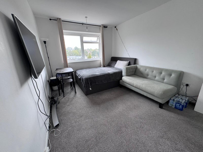 Room Bromley Road in Greater London