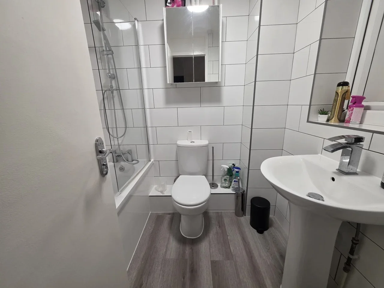 Room Kimberley Road in Greater London
