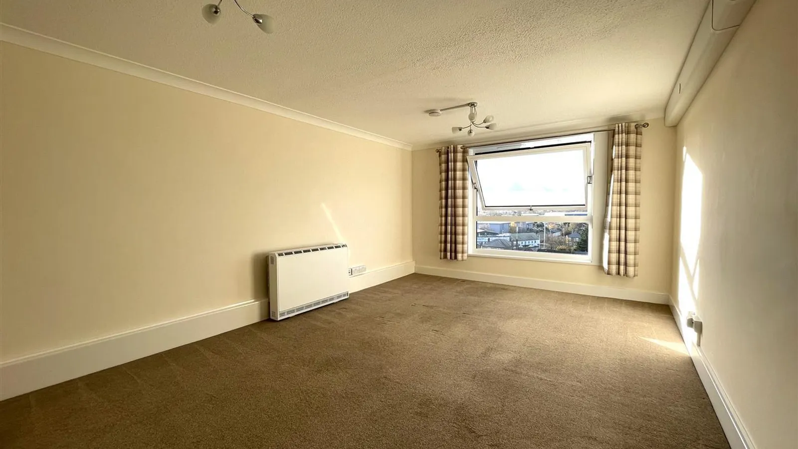 Flat Caxton Drive in Greater London
