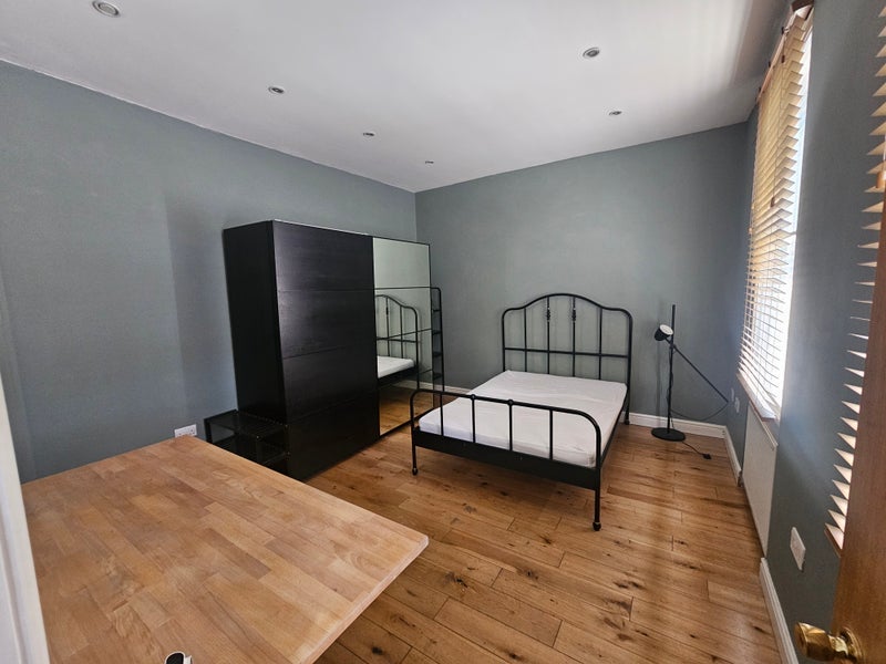 Room Lower Road in Greater London
