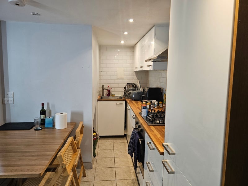 Room Lower Road in Greater London