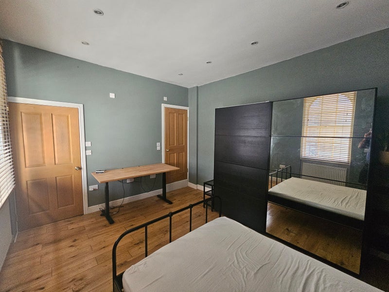 Room Lower Road in Greater London